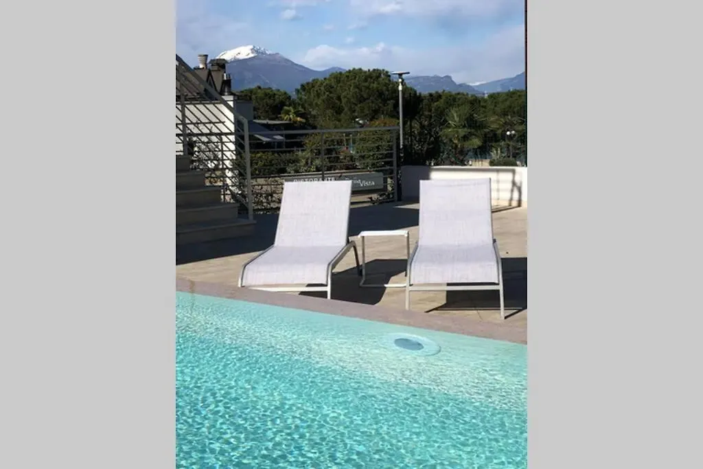 *Central Lakeside Apt*Swimming Pool & Free Parking Peschiera del Garda